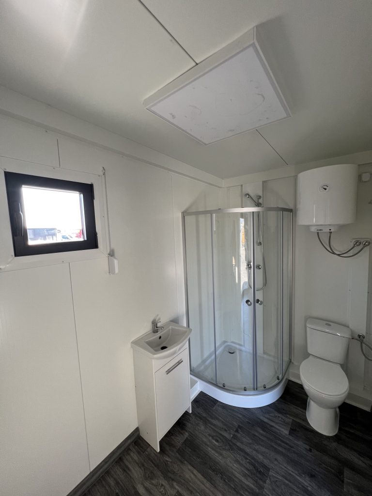 Contenedor oficina habitable de 8m x 3m