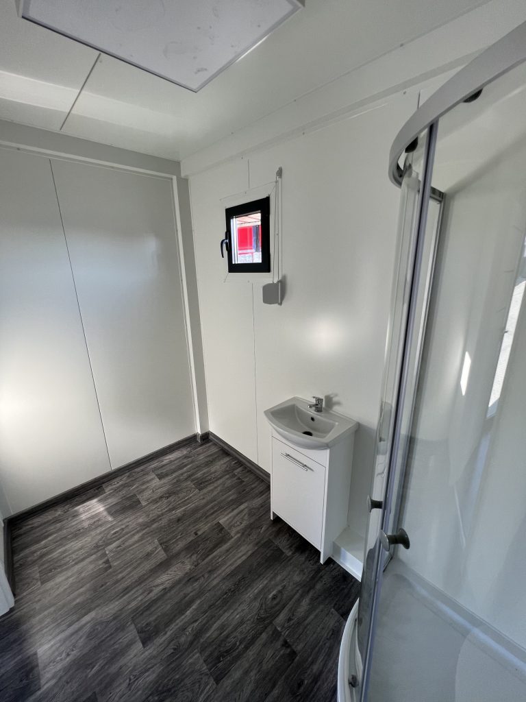 Contenedor oficina habitable de 8m x 3m